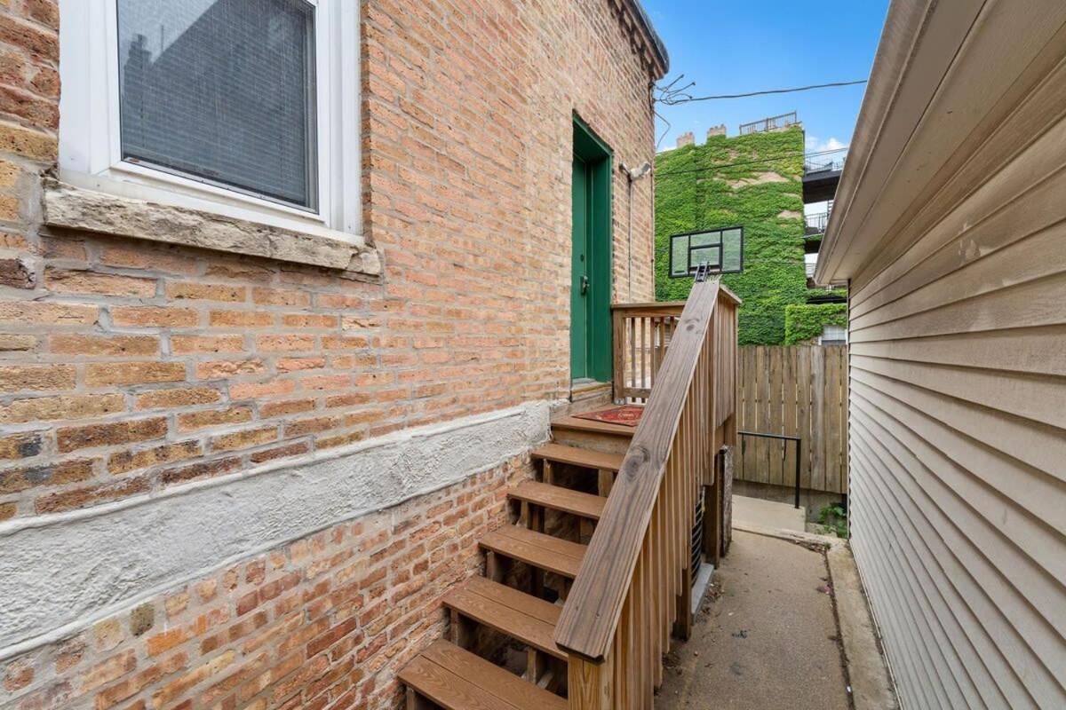 Stylish 2 Bdr Coach House Steps From The Lake Apartment Chicago Exterior photo